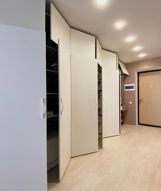 Встроенные распашные шкафы-Встроенный шкаф с распашными дверями в прихожую «Модель 12»-фото2