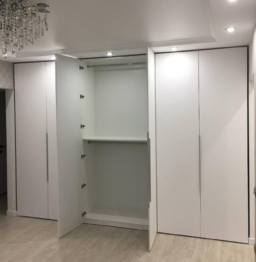 Встроенные распашные шкафы-Встроенный шкаф с белыми распашными дверями «Модель 48»-фото5